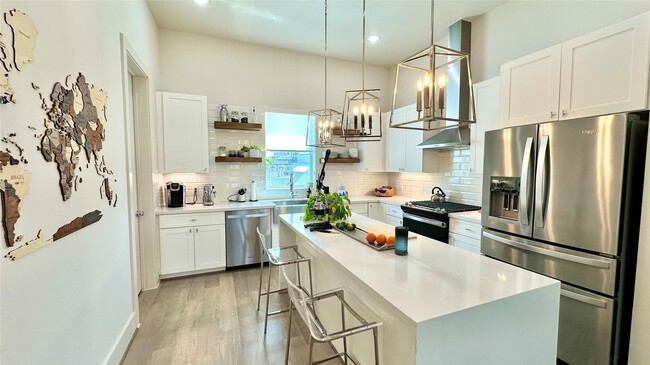 Building Photo - 1216 W 21st St