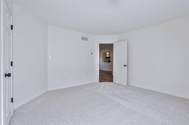 Building Photo - 252 Linden Ave