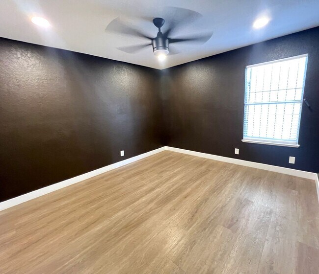 Building Photo - Recently remodeled 2-bed, 2-bath unit for rent in North Las Vegas!