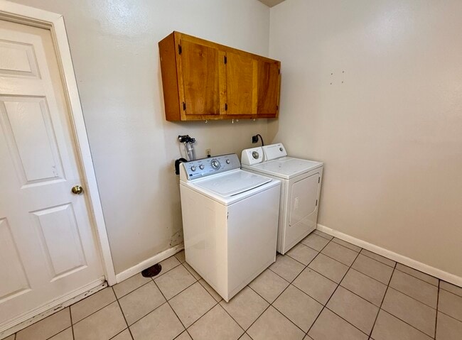 Building Photo - 470 S Owens St