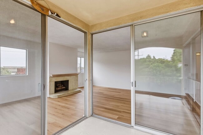 Building Photo - HUGE TOP FLOOR 2 BED 2 BATH IN PRIME SANTA MONICA! -FIREPLACE, BALCONY & GARAGE PARKING SPACE