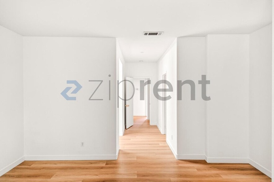 Building Photo - 15916 Lasselle St