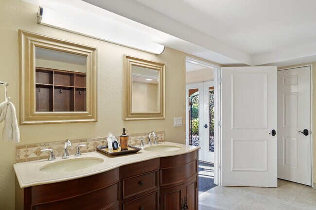 Building Photo - 1363 Oceanview Dr