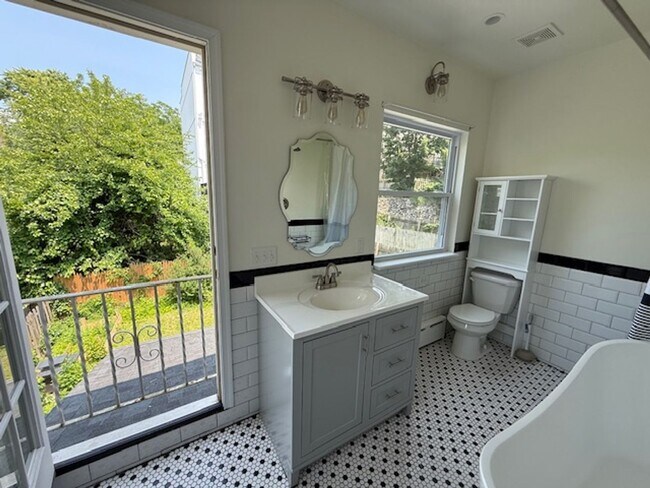 Building Photo - Charming 2 Bed, 2.5 Bath Home with Den & B...