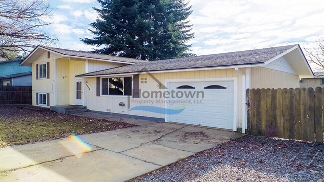 Building Photo - 3 Bed 1.5 Bath with Garage & Fenced Yard