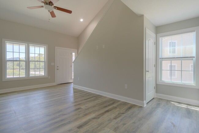 Building Photo - Oak Tree Townhome|End Unit| 3 Bed, 2 Bath|...