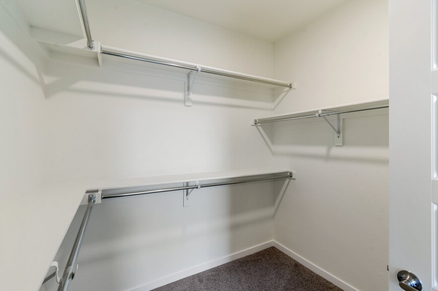Building Photo - 415 Primrose Ln