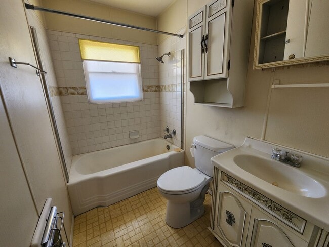 Building Photo - Cozy 3 bedroom 1 bath 1432 sq ft home COMING SOON!