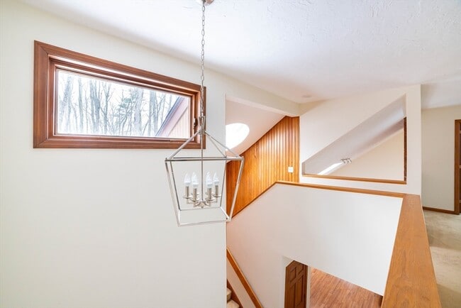 Building Photo - 160 Floral St