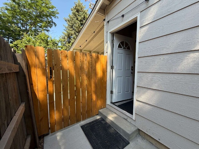 Building Photo - 5-Bedroom Aurora Home with Smart Layout & Private Lower-Level Entrance