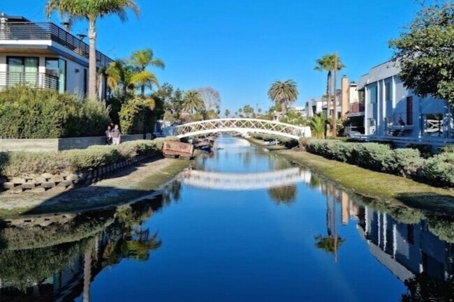 Venice canals 2 miles away - 3754 Ashwood Ave