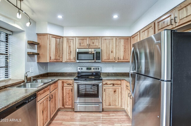Building Photo - 4901 E Kelton Ln