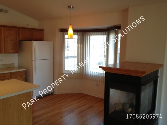 Building Photo - Oak Forest - 2 Bedroom, 2 Bath Penthouse C...