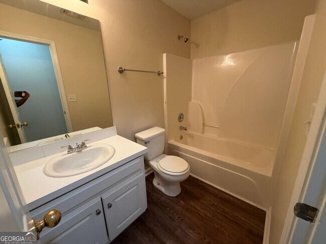 Building Photo - 211 Ravenwood Ct