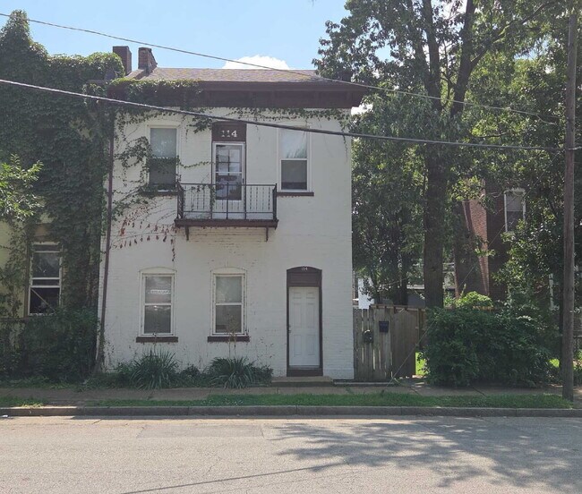 Building Photo - "Charming 1-Bedroom FIRST FLOOR Duplex in St. Louis City- Your Spacious 850 sq. ft. Retreat Await...
