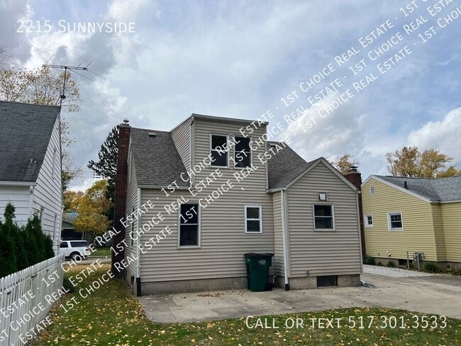 Building Photo - 2215 Sunnyside-