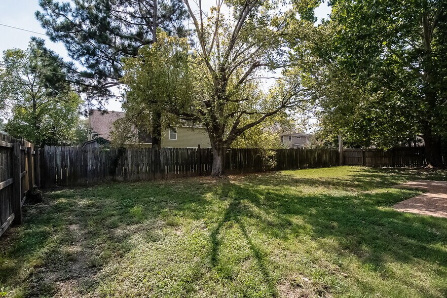 Building Photo - 8159 Creekside Cir N