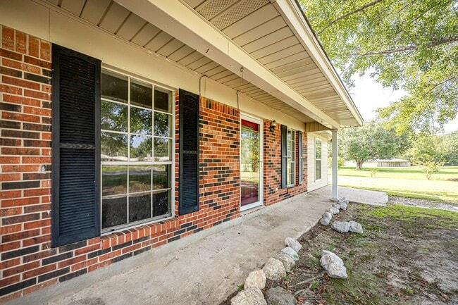Building Photo - Move in ready 3 Bed 2 Bath Home in East Central School District!
