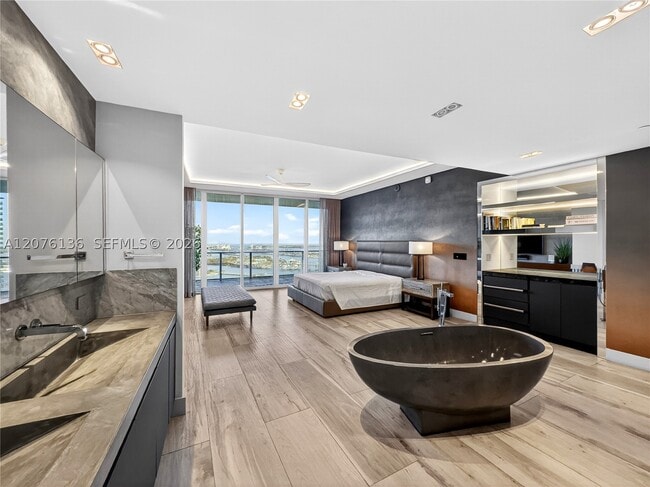 Building Photo - 2020 N Bayshore Dr