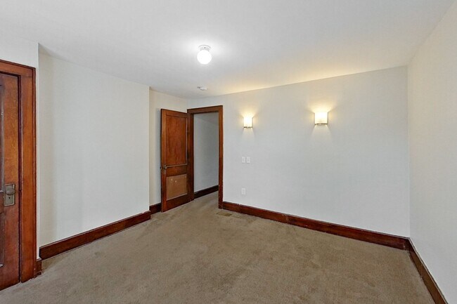 Building Photo - 461-463 Reinhard Ave