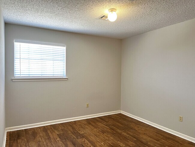 Building Photo - Convenient location close to shopping and Hwy 6!