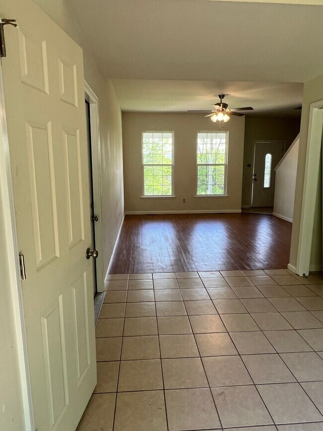 Building Photo - 3 bed, 2 bath, 2 car garage Home on 5 Acres