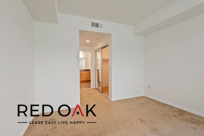 Building Photo - Gorgeous, Sun-Drenched Two Bedroom Walk Up...