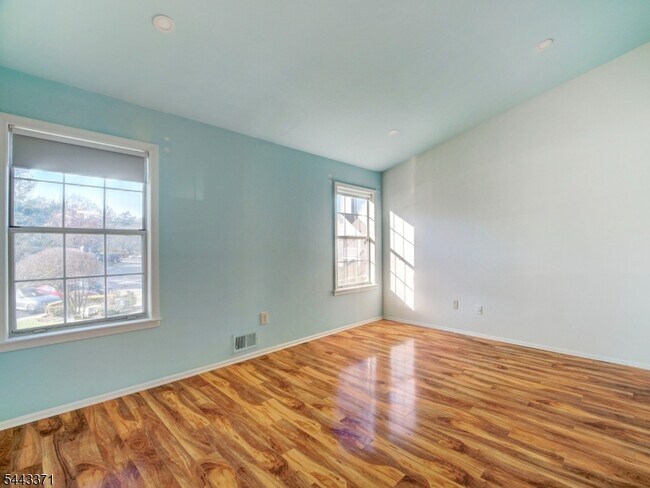 Building Photo - 142 Harvest Ln