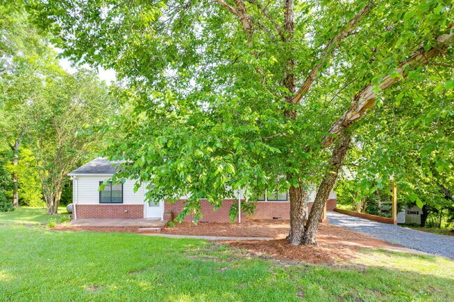 Building Photo - "Newly Renovated 3-Bedroom Retreat with 2 ...
