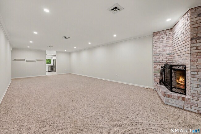 Building Photo - 172 Gillies Ln