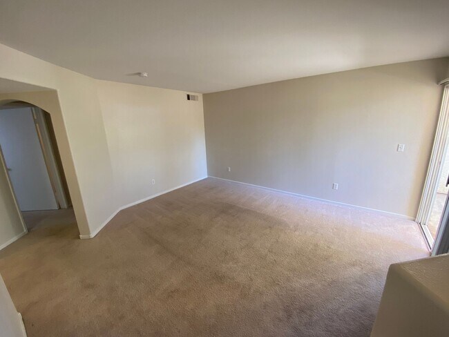 Building Photo - Charming 2Bed/2Bath 1st Floor Condo nestle...