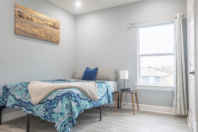 Building Photo - 2214 Des Chaumes St