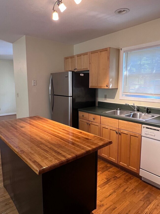 Building Photo - Lovely 3 bedroom/2 bathroom, Convenient Ro...