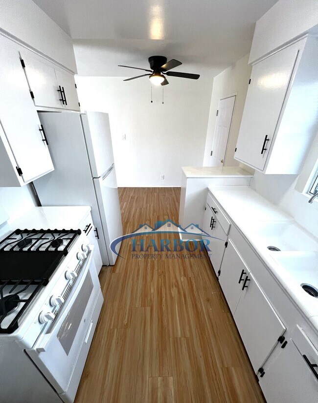 Building Photo - 4367 W 133rd St