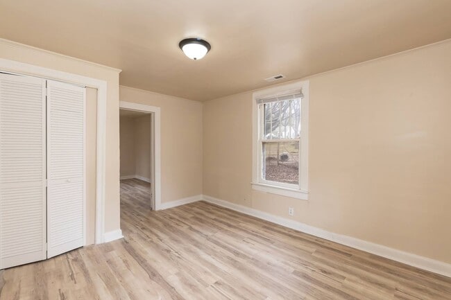 Building Photo - Two Bedroom Home!