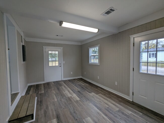 Building Photo - 202 Underwood Dr