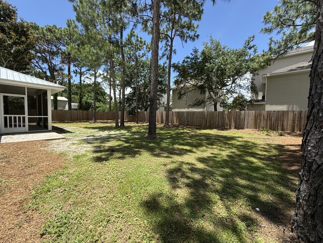 Building Photo - 49 Las Roblas Grande Dr