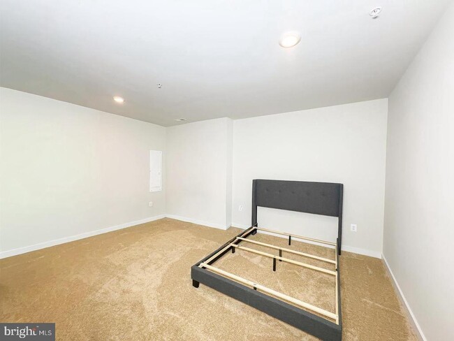 Building Photo - 6717 Glenhurst Dr