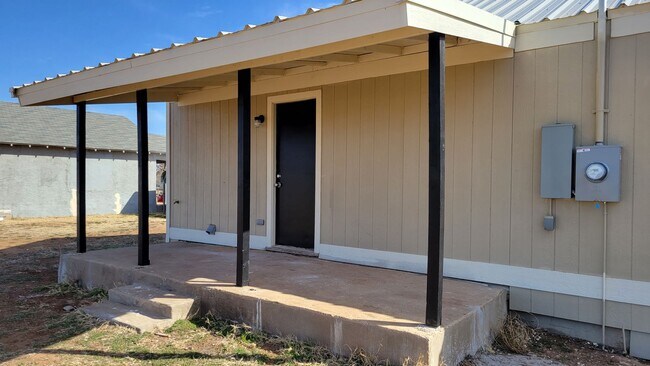 Building Photo - SLATON CHARMER! Totally Remodeled!! Availa...