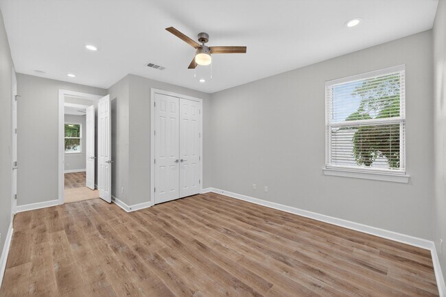 Building Photo - 2019 Pine Island Cir