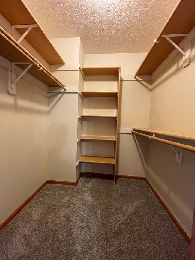 Building Photo - Home For Rent Bellevue!