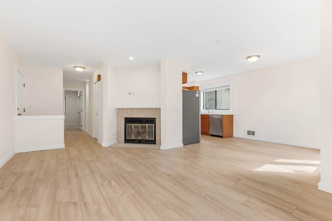 Building Photo - Newly updated 2 Bedroom 2 Bathroom Condo Near Downtown Kirkland- 1 free month!