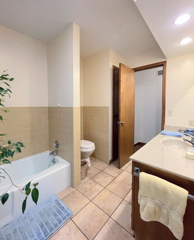 Building Photo - Updated 3 bed 2 bath home in great neighbo...