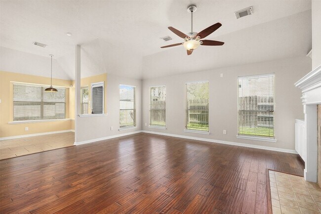 Building Photo - 3715 Crescent Dr