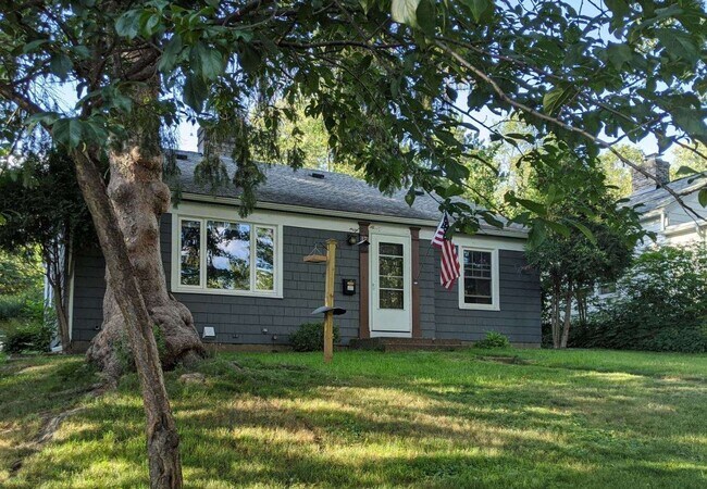 Building Photo - Amazing 4 Bedroom 2 Bathroom House with Garage!