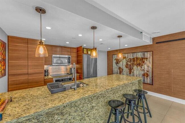 Building Photo - 7601 E Treasure Dr