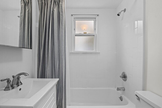 Building Photo - 216 S Poe St