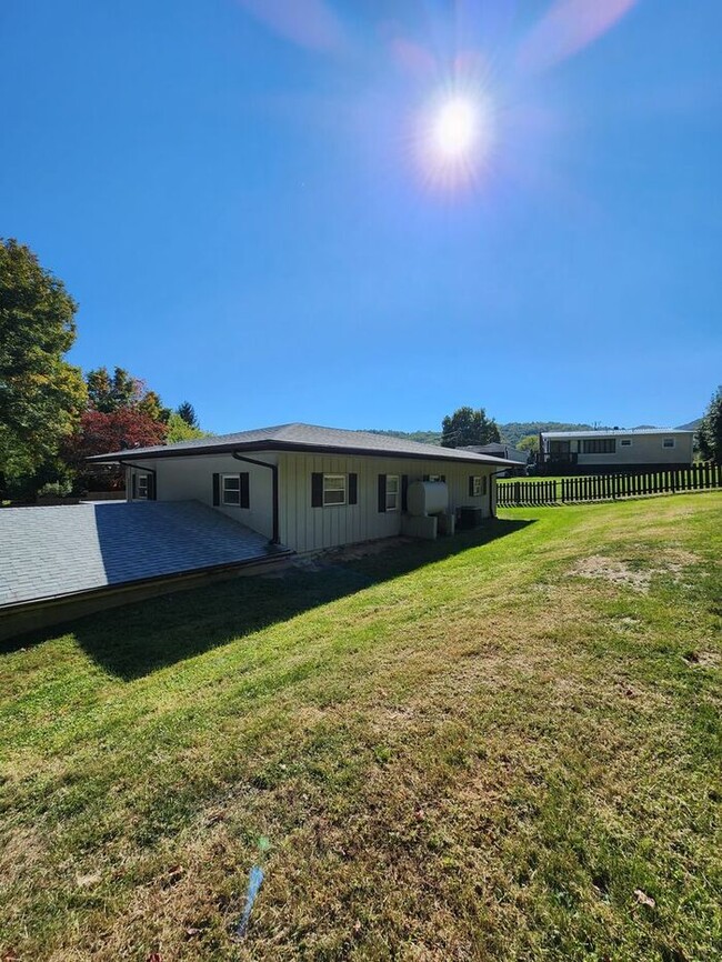 Building Photo - East Asheville Rental!