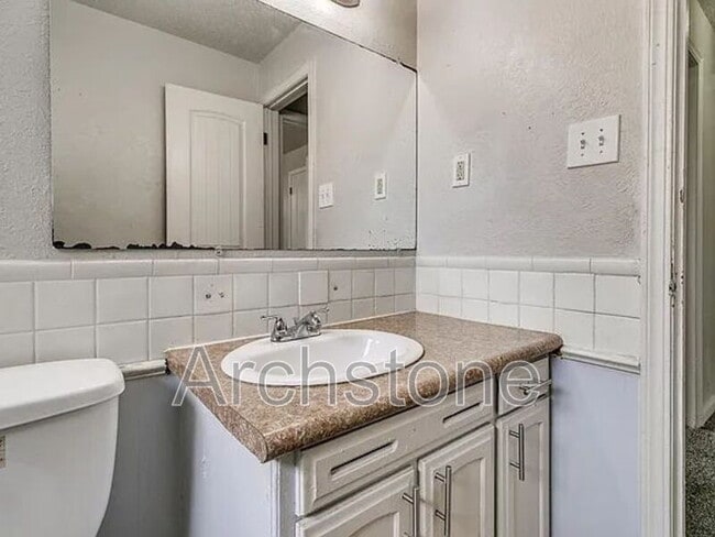 Building Photo - 3217 Overland Dr