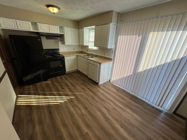 Building Photo - Updated 2 bedroom 1.5 bath Townhome in a g...